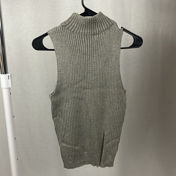 Form fitting turtle neck vest - Picture 2 of 2